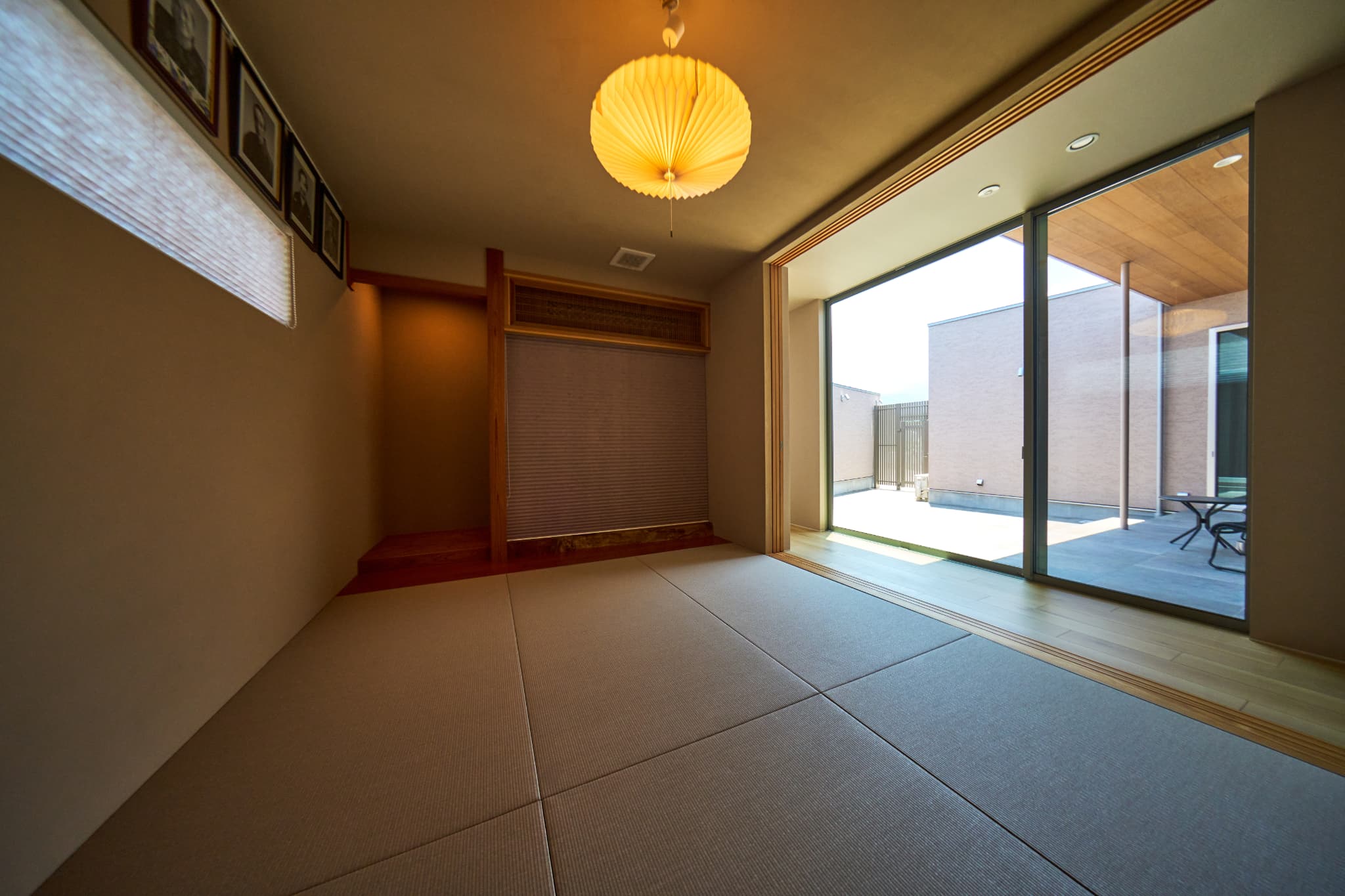 ガレージと中庭のある平屋